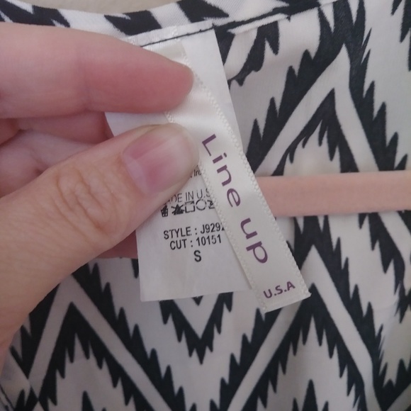 Black and white V cut chevron summer romper - Picture 7 of 7